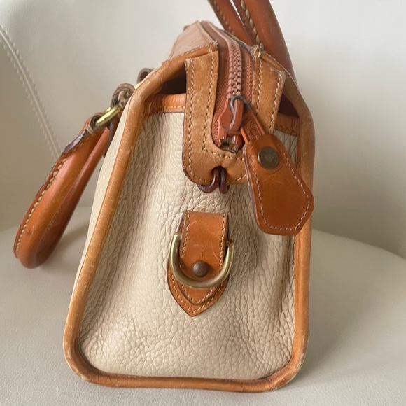 Dooney & Burke Vintage Shoulder Bag β PRICED TO SELL! - Picture 4 of 6